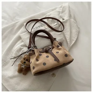 Chique polka dot emmertas met bruine afwerking en schattige puppy sleutelhanger voor dagelijks.