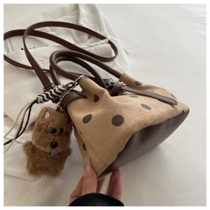 Modieuze polstip emmertas met pluche hondenbedel, retro chique schouder crossbody tas voor dames.