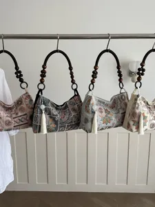 Borsa a tracolla ricamata in stile cinese con manico di perle di legno ed elegante nappa.