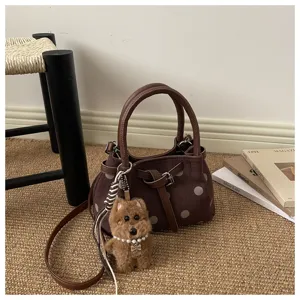 Bruine polkadot emmertas met handvat, verstelbare riem en schattige pluche hondenhangers.