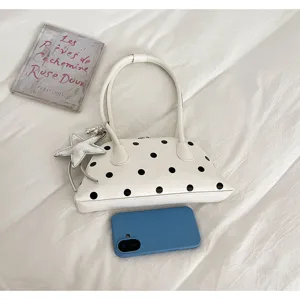 Mooie witte polka dot schelp schoudertas okseltas met sterrenhanger detailweergave.