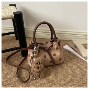 Chique retro polka dot emmertas met schattige hondenhangen en comfortabele leren handgreep.