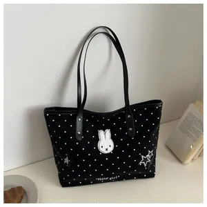 Sac cabas noir en toile à pois blancs, charmant patch de lapin et élégant sac d'épaule quotidien.