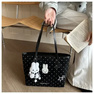 Sac cabas en toile à pois noirs avec charm lapin en peluche et motif étoile pour le quotidien.