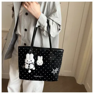 Sac cabas noir décontracté à pois avec joli pendentif en peluche de lapin pour femmes.