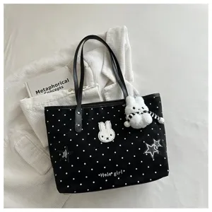 Sac cabas en toile à pois noirs avec jolie broderie de lapin, détails de sac porté épaule