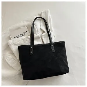 Sac cabas noir minimaliste pour femme, grand sac épaule décontracté pour un usage quotidien.