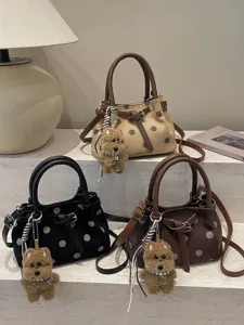 Modieuze polkadot emmertas met schattige puppyhanger, veelzijdige vintage lederen crossbody tas.