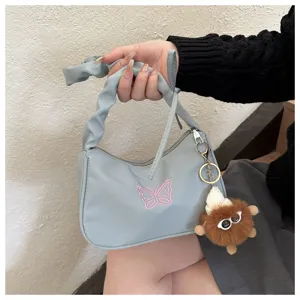 Borsa a tracolla casual da donna con ricamo farfalla e ciondolo in peluche alla moda.