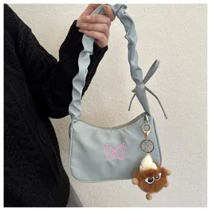 Borsa a spalla casual con arricciatura, ricamo farfalla e ciondolo peluche soffice.