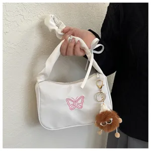 Chic borsa a spalla bianca da donna con ricamo di farfalla rosa e grazioso ciondolo in peluche.