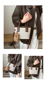 Schicke japanische gepunktete Eimer Tasche mit flauschigem Welpen Anhänger, stylische Damentasche.