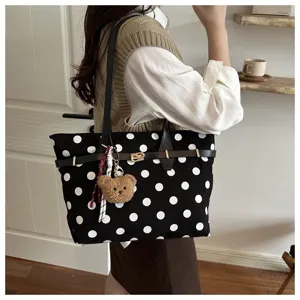 Borsa tote a pois bianco e nero in dettaglio, grande borsa a spalla casual da donna pendolare.