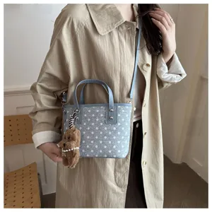 Retro Polka-Dot-Beuteltasche mit süßem braunem Plüsch-Welpenanhänger für stilvolle Damen.