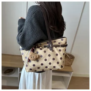 Borsa shopper elegante in camoscio a pois da donna, grande borsa a spalla da lavoro con ciondolo orsetto.