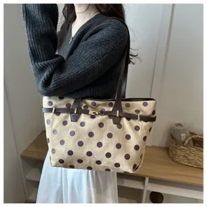 Vista dettaglio borsa tote a spalla in camoscio con pois retro, grande capienza per lavoro.
