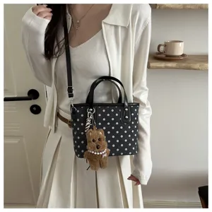 Polka-Dot Handtasche Detailansicht mit süßem Plüschbären-Anhänger und verstellbarem Gurt.