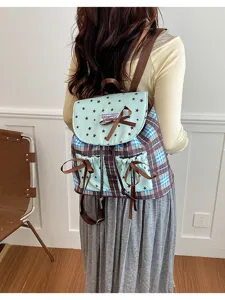 Zaino a quadri e stelle verde menta da donna, borsa scolastica elegante con fiocchi decorativi.