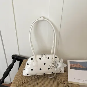 Stijlvolle witte schoudertas met zwarte stippen en sterhanger voor dames dagelijkse modieuze look.