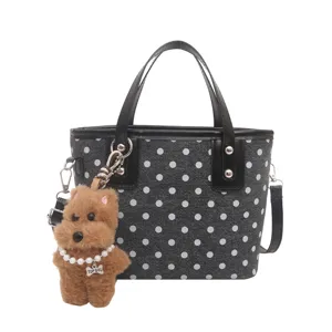 Schwarze Pünktchen Eimer Tasche mit Ledergriffen und süßem braunen Plüschbären Anhänger.