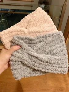 Bandeau torsadé pelucheux doux chaud polaire accessoire cheveux hiver vue détail