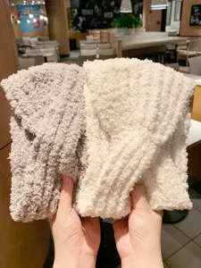 Vue détail bandeau polaire en peluche, doux chaud hiver bandeau cheveux femme confortable.