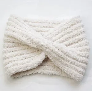 Vue détaillée du bandeau torsadé en tricot pelucheux offrant une chaleur confortable et texture douce.