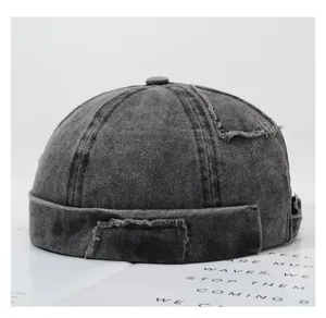 Detailansicht der grauen, gewaschenen Denim-Docker-Mütze mit Vintage-Patch und Rohteilen.