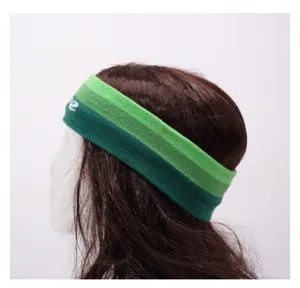 Grünes gestreiftes Sport-Stirnband, elastisches Yoga-Haarband mit feinen Buchstaben.