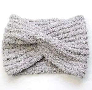 Gros plan détaillé du bandeau d'hiver en peluche grise avec une texture tricotée douce.