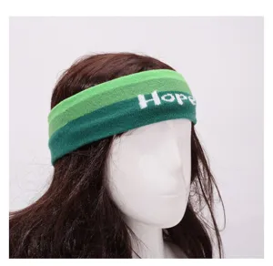 Detailansicht eines grünen gestrickten Sportstirnbands mit Streifendesign und Hope-Text.