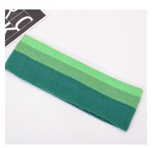 Gestricktes Sportstirnband mit grünen Farbverlaufstreifen, breites elastisches Yoga Haarband.