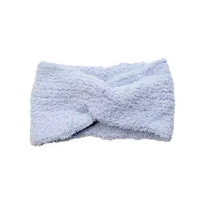 Détail de bandeau tressé en peluche bleu clair, accessoire de cheveux chaud et doux hiver.
