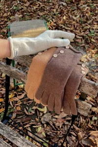 Vista detallada de guantes de punto de invierno para mujer con pantalla táctil y botones elegantes.