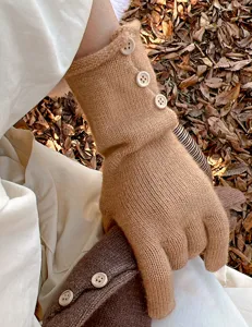 Detalle de guantes de punto, guantes de invierno cálidos marrones con botones.
