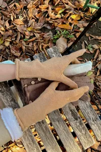 Vista detallada de guantes de invierno de punto cálido para mujer con botones y forro.