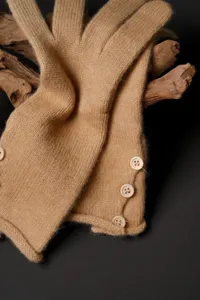 Guantes de punto de invierno para mujer con botones decorativos, detalle cálido.