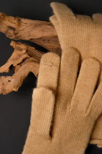 Guantes de invierno cálidos de punto táctiles para mujer detalle, accesorio cómodo camello.