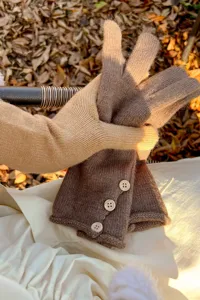 Vista detallada de guantes de punto de invierno cálidos con botones decorativos y textura suave.