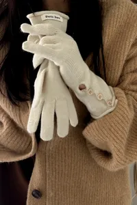 Guantes de punto grueso de invierno para mujer con botones elegantes y etiqueta de marca chic.