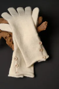 Primer plano detallado de guantes de punto de invierno en beige con bonitos botones de madera.