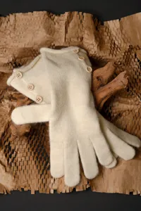 Guantes de punto cálidos para mujer en blanco roto con botones de madera, accesorio de invierno.