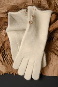 Vista detallada de guantes de punto cálidos para mujer en beige con botones de madera.