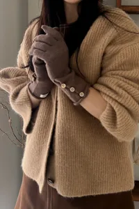 Primer plano detallado de guantes de punto cálidos de invierno para mujer con botones.