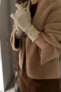 Guantes de punto blancos con botones, manoplas térmicas acogedoras para mujeres en invierno.