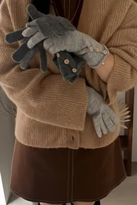 Acogedores guantes de invierno para mujer con botones, guantes de punto cálidos para días fríos.