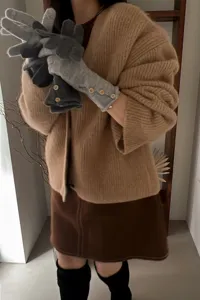 Vista detallada de guantes de invierno de punto para mujer con botones bonitos, suaves y cómodos.