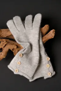 Guantes de invierno de punto gris con botones de madera, detalle de tela gruesa y cálida
