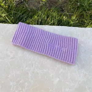 Hellviolettes Strick-Haarband in Bonbonfarben mit gemütlicher Textur für tolle Styles.
