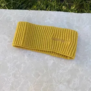 Gelbes Strick-Haarband Nahaufnahme, weiches strukturiertes Winter Stirnband Accessoire